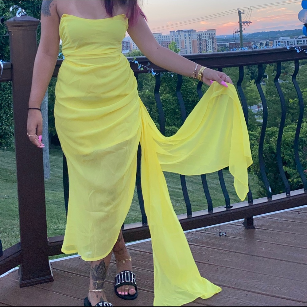 2 piece set. Strapless top and matching skirt.